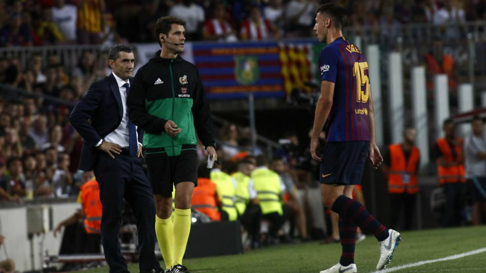 Lenglet leaves the Camp Nou after being shown a straight red card.