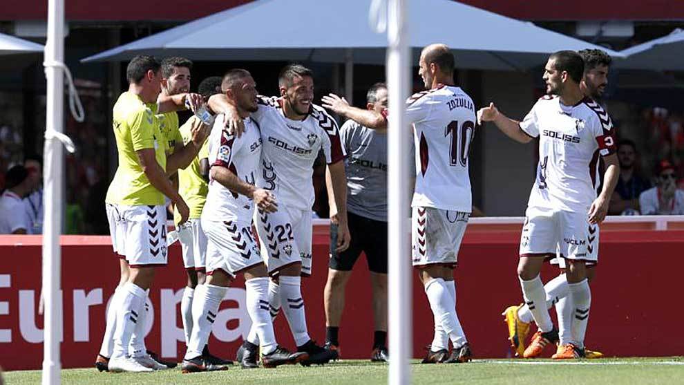 Rey Manaj celebra con Acua el segundo gol del Albacete en Son Moix