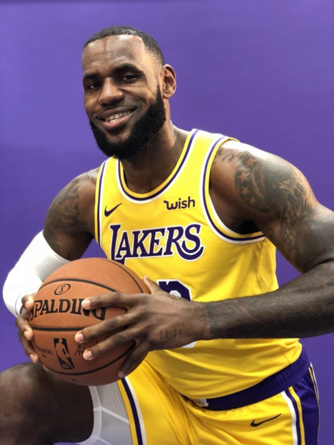 LeBron posa en el Media Day de los Lakers