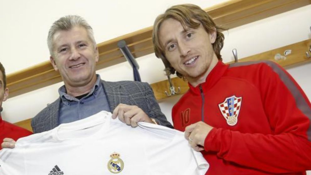 Davor Suker junto a Modric con la camiseta del Real Madrid