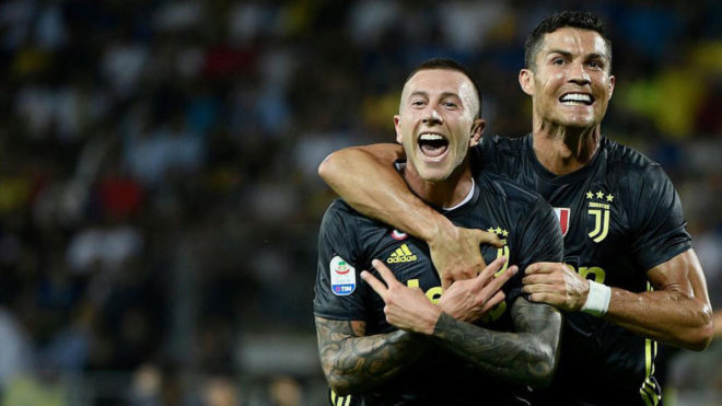 Bernardeschi y Cristiano celebran el gol del italiano en Frosinone.