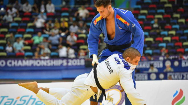 Nikoloz Sherazadishvili durante su combate de semifinales en el...