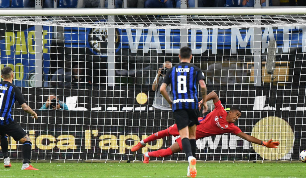 Icardi marca el gol de penalti por el que el Inter se adelant en el...