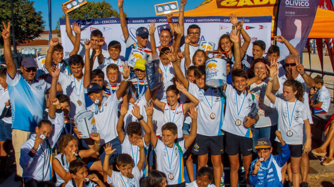 Los ganadores celebran la victoria en la Copa Galicia Abanca