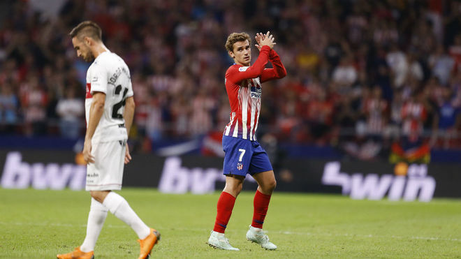 Griezmann claps the Wanda Metropolitano fans as he leaves the pitch