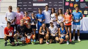 Rafael Nadal, con  participantes en el Master de su circuito