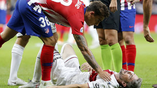 Luisinho tras caer lesionado en el Wanda Metropolitano