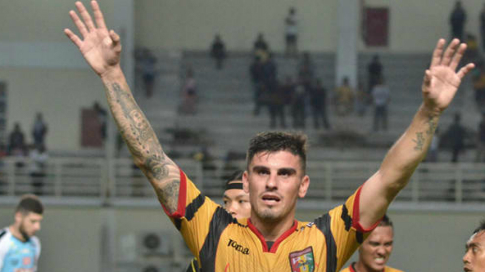 Fernando Rodrguez celebra un gol con la camiseta del Mitra Kukra