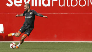 Aleix Vidal, en un entrenamiento con el Sevilla.