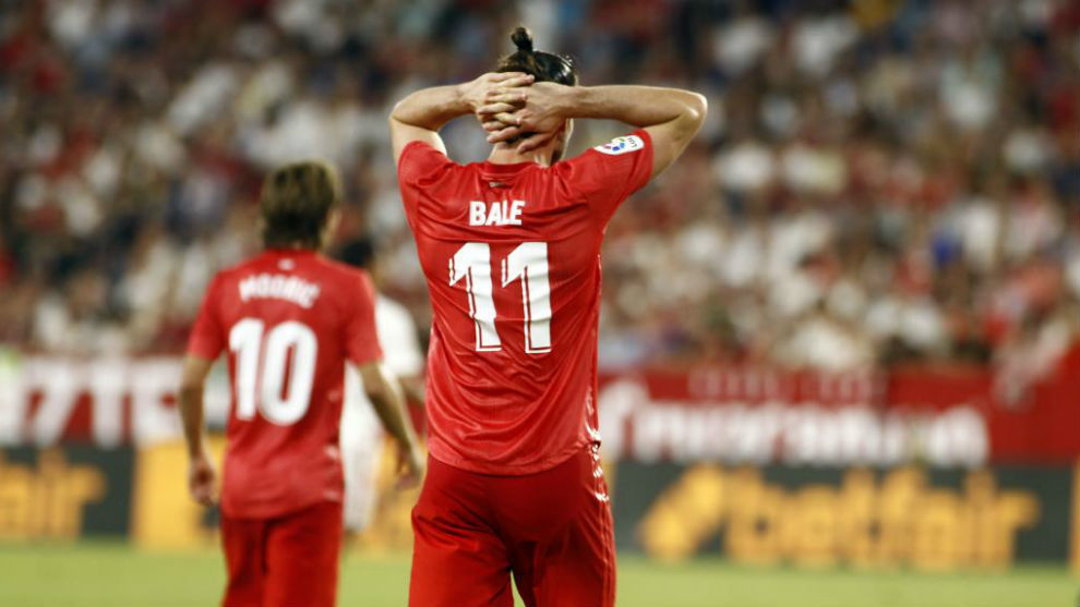 Bale se lamenta tras una ocasin fallada.
