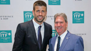 Piqu al lado de David Haggerty, presidente de la ITF