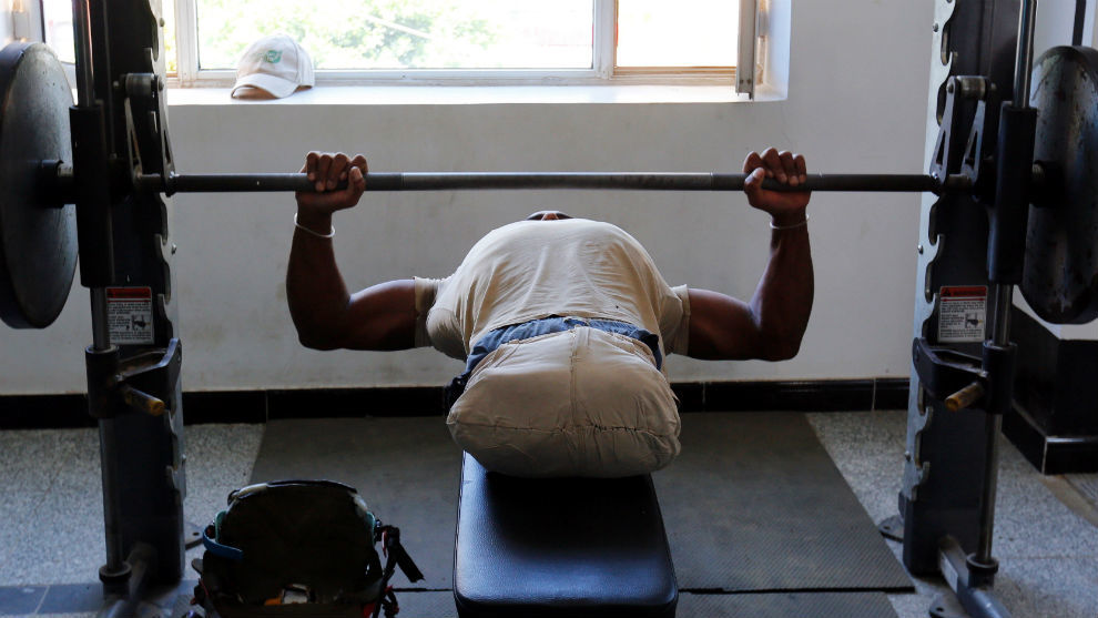 El yemen Abdu al-Shaabi levanta pesas durante un entrenamiento