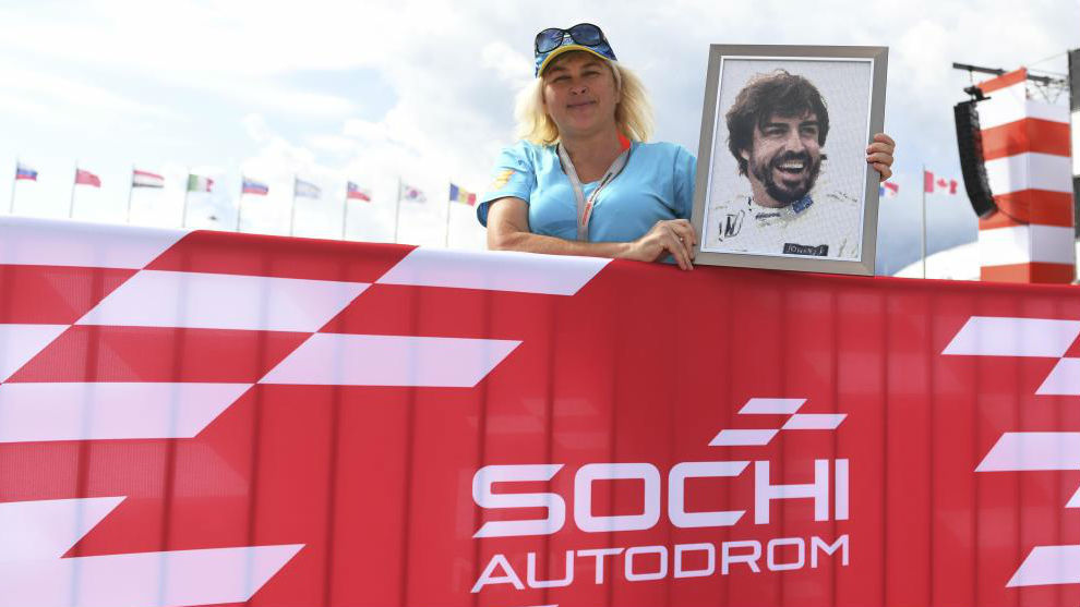 Una aficionada ho9menajea a Alonso en su ltima carrera en Rusia