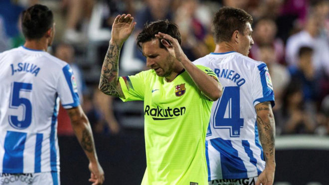 Leo Messi se lamenta durante el partido en Butarque.