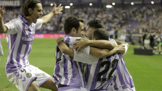 Los jugadores del Valladolid celebran el tanto de Nacho.
