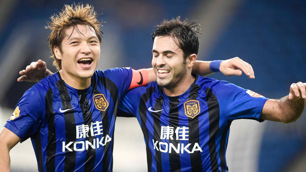 Wang Song celebrando un gol junto a Eder, ex del Inter de Miln.