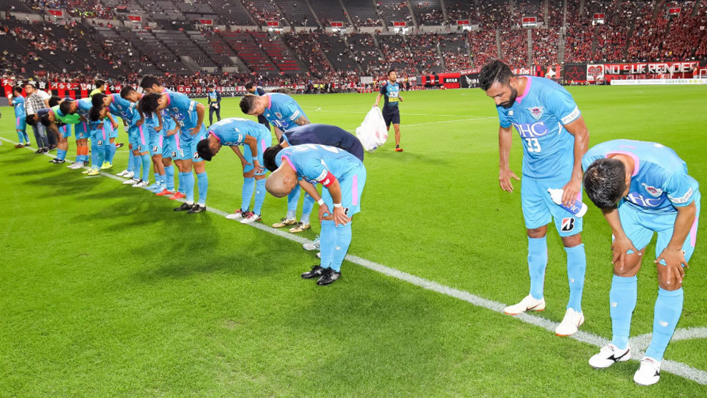 Los jugadores del Sagan Tosu saludan a su aficin al trmino del...