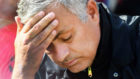 Mourinho se lamenta de una accin durante el partido.