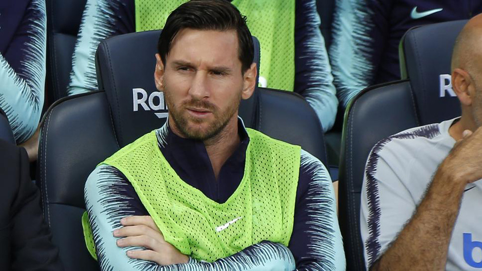 Messi, antes del partido en el banquillo