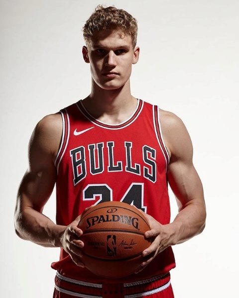 Lauri Markkanen posando en el Media Day de los Chicago Bulls