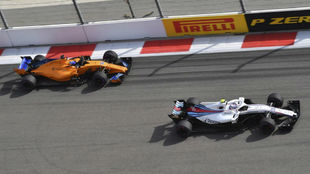 Alonso se empareja a Sirotkin en el inicio de la carrera
