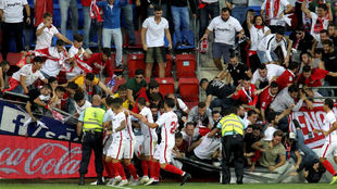 La valla de Ipurua se cae durante la celebracin del gol del Sevilla.