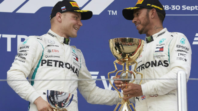 Hamilton y Bottas, en el podio.