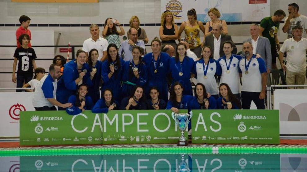 Las jugadoras del Sabadell, con el trofeo de campeonas de Supercopa.