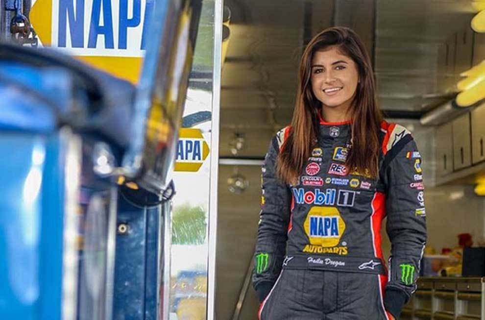 La piloto de 17 años Hailie Deegan, primera mujer en ganar en la NASCAR. 