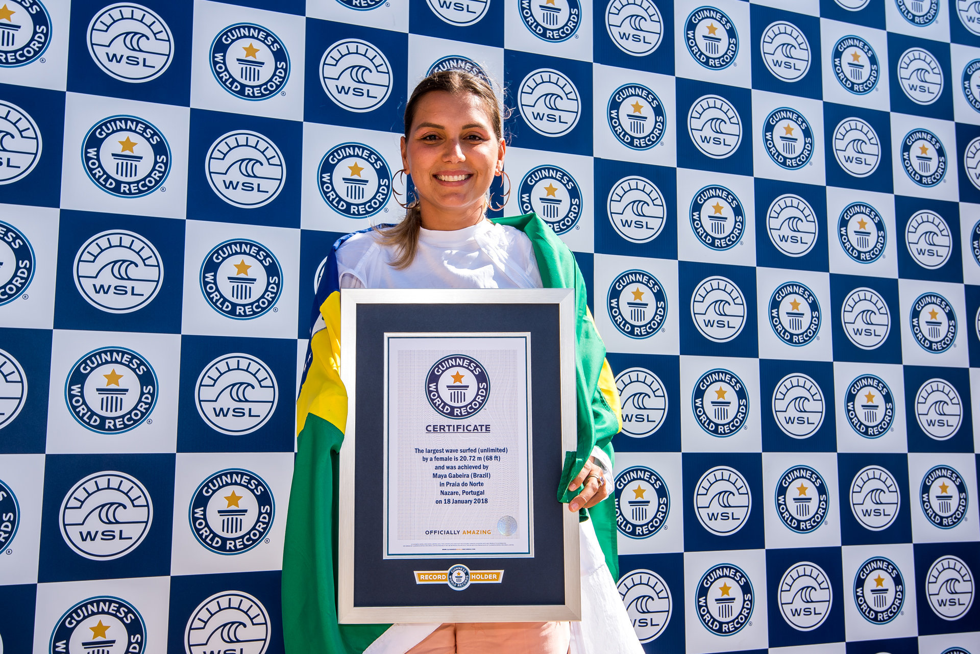 La brasileña Maya Gabeira, con el certificado de Rércord Guinness.
