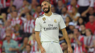 Karim Benzema se lamenta de una jugada en el Athletic - Real Madrid