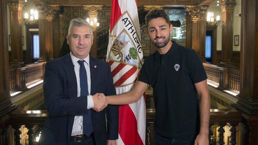 Urrutia, presidente del Athletic, y Peru Nolaskoain sellando el...