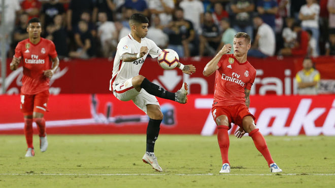 Banega recupera un baln ante Kroos, en el Sevilla-Real Madrid.