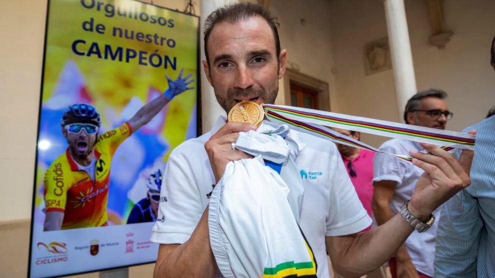 Alejandro Valverde posa con la medalla de oro en el Palacio de San...