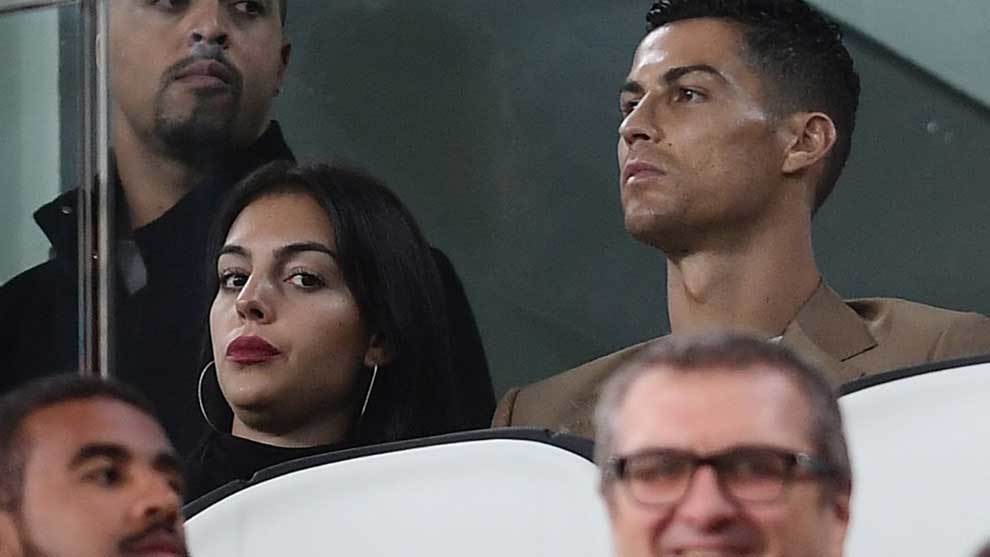 El sancionado Cristiano Ronaldo, con el gesto serio, presenci desde...