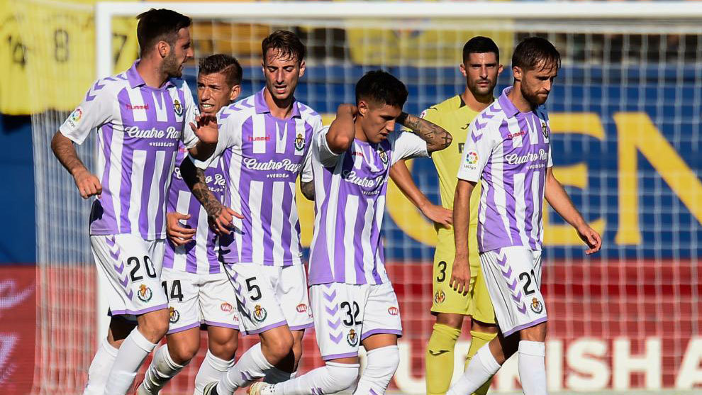 Los jugadores del Valladolid celebran el gol de Leo Surez en...