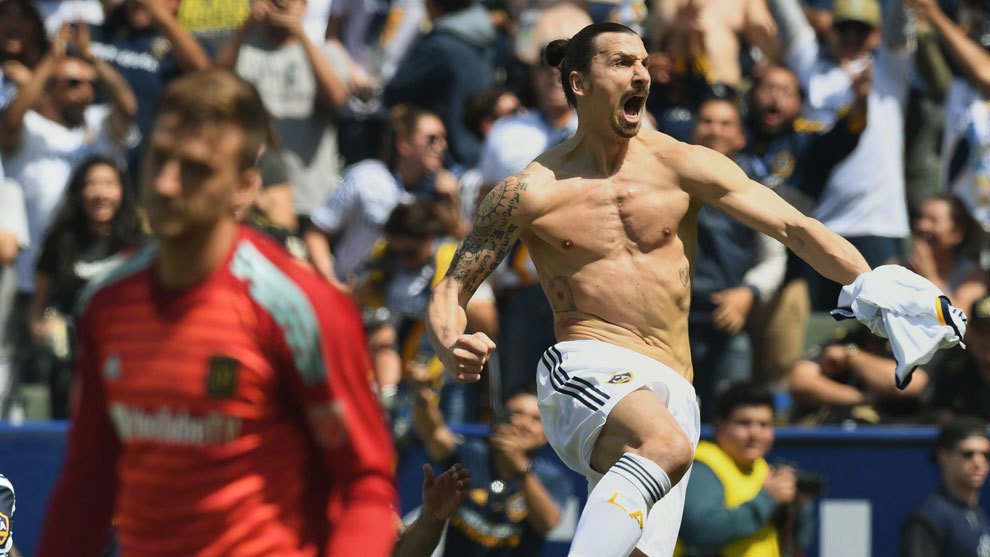 Ibrahimovic celebra uno de sus goles con Los ngeles Galaxy.