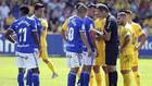 Los jugadores del Oviedo conversan con el rbitro durante la derrota...