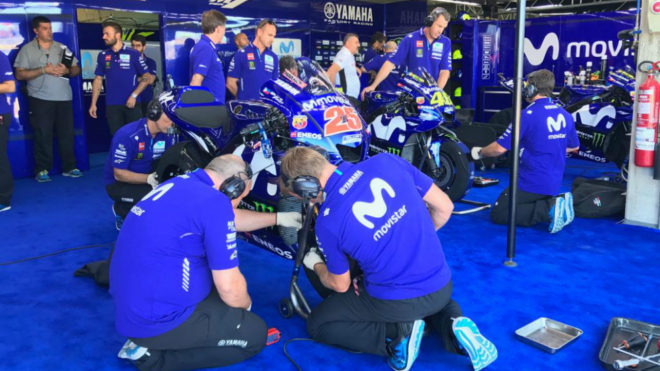 Miembros de Yamaha trabajan en las motos de Rossi y Viñales.