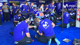 Miembros de Yamaha trabajan en las motos de Rossi y Viales.