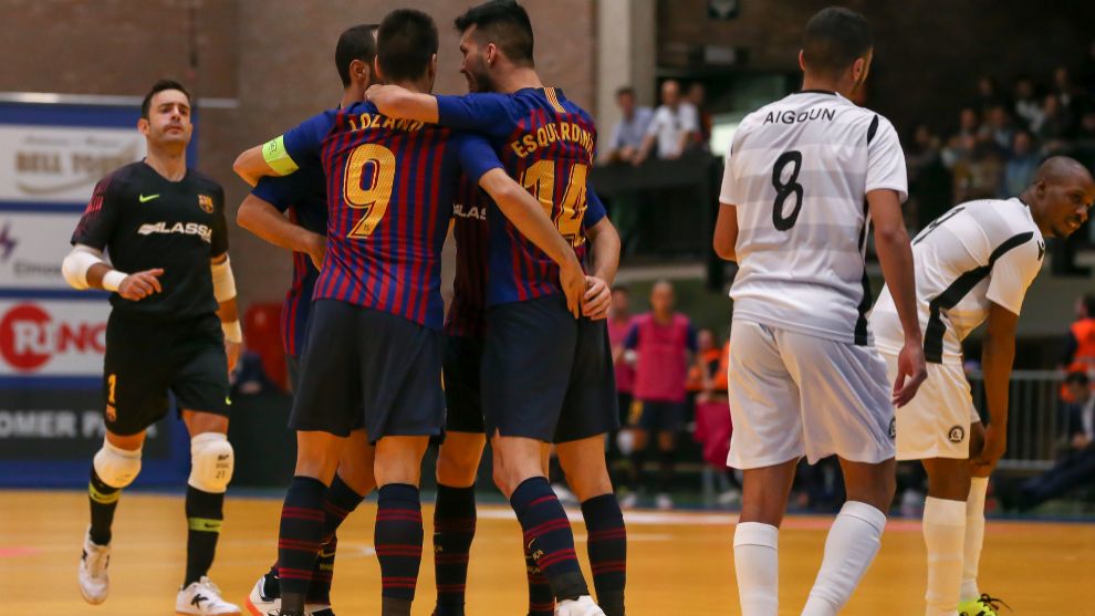Los jugadores del Barcelona celebran uno de sus goles
