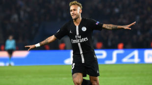 Neymar celebra uno de los tres goles que marc al Estrella Roja