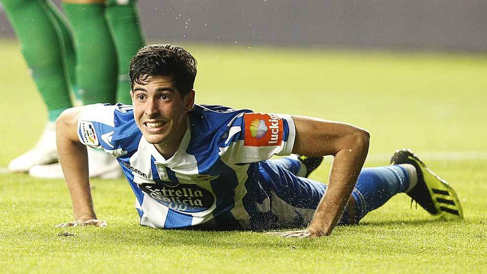 Carlos Fernndez, en el suelo durante el partido ante el Sporting en...
