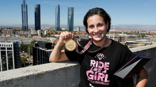 Ana Carrasco, con su medalla y trofeo en Madrid.
