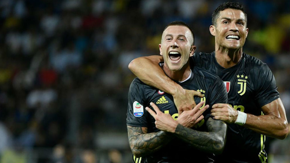 Bernardeschi y Cristiano Ronaldo celebran un gol contra el Frosinone.