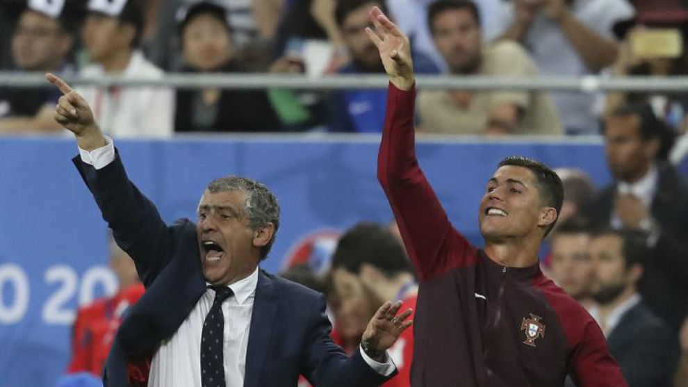 Fernando Santos y Cristiano Ronaldo dan indicaciones durante la final...