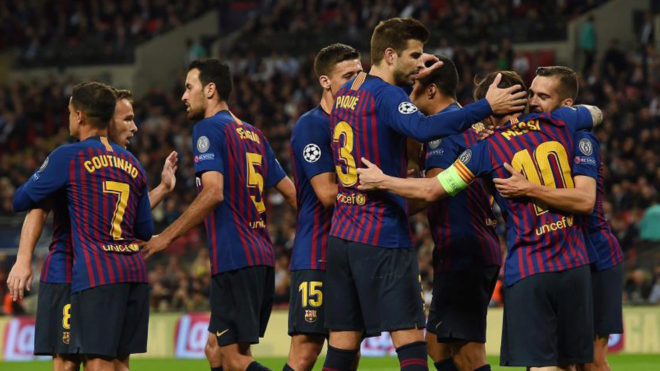 Los jugadores del Bara celebran un gol con Messi.
