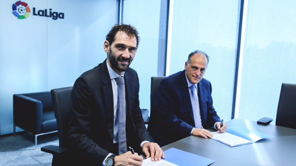 Jorge Garbajosa (FEB) y Javier Tebas (LaLiga) durante la firma del...