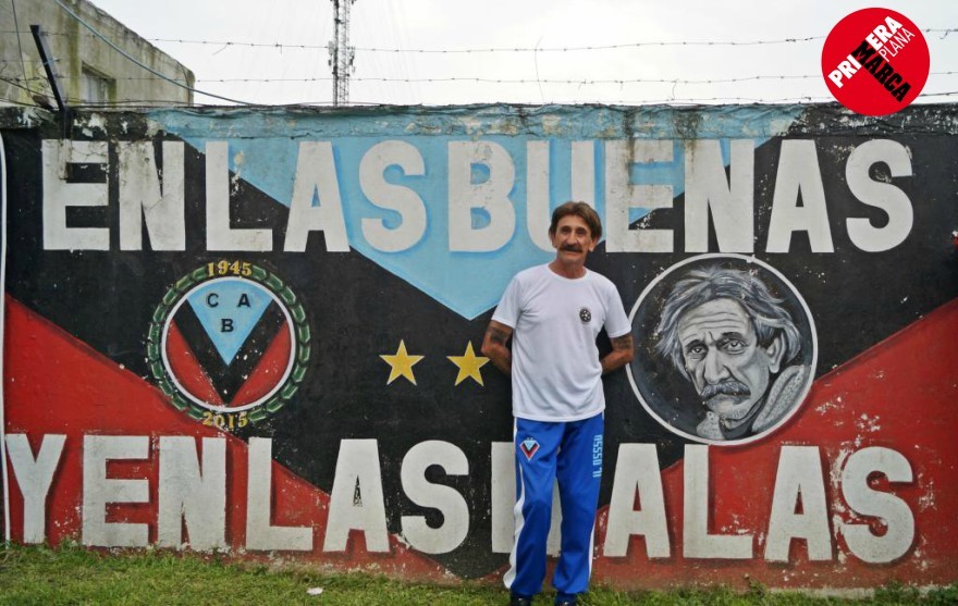 Pablo Vic posa ante un mural del club en el que aparece su imagen.