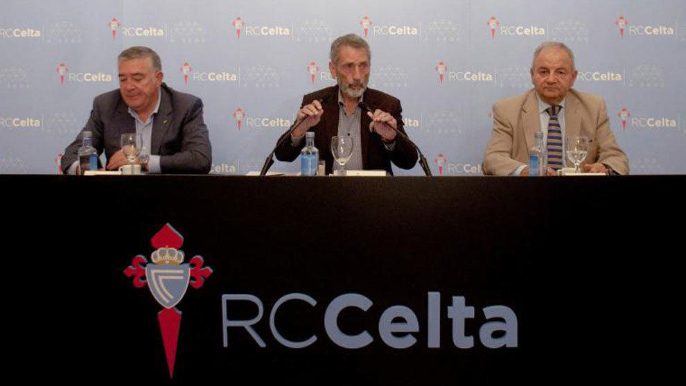 El presidente del Celta, Carlos Mourio (c), con los vicepresidentes,...